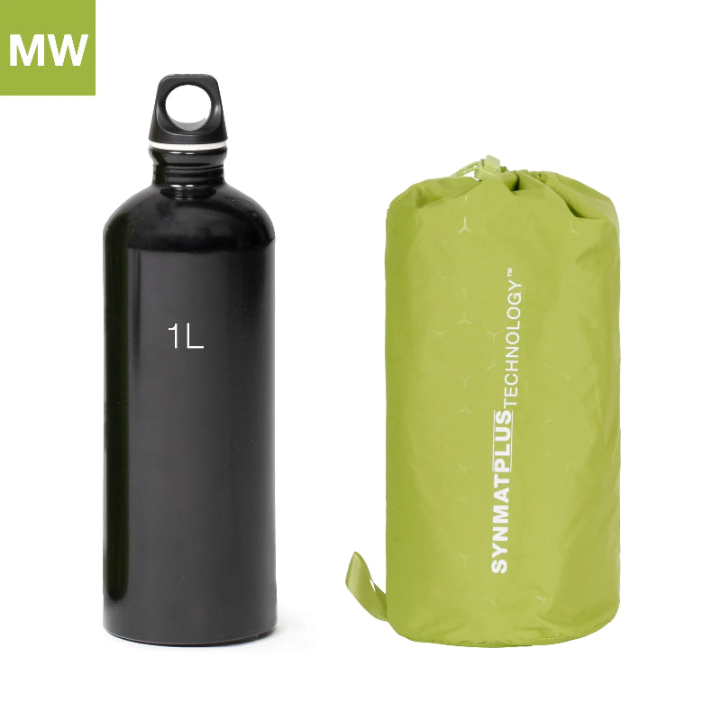 Black water bottle labeled '1L' next to a green drawstring bag with 'SYNMATPLUS TECHNOLOGY' on a white background.