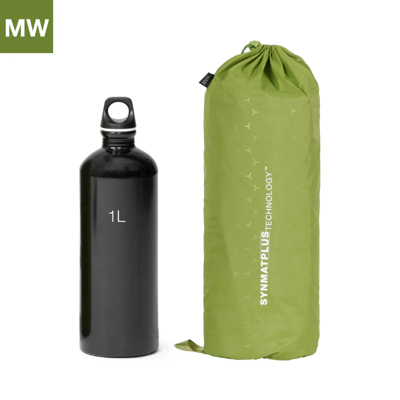 Black water bottle with a capacity of 1L and a green drawstring bag on a white background.