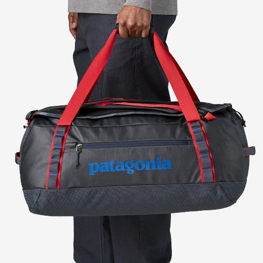 Man carrying the Patagonia Black Hole Duffel 55L with his left hand